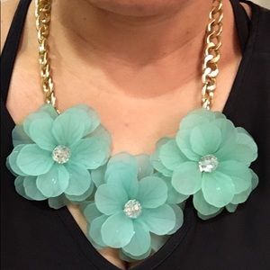 3 flowers statement necklace set